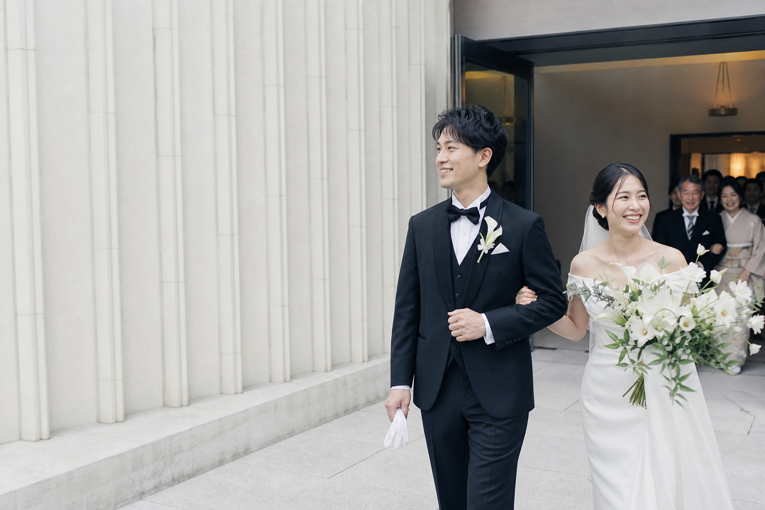 挙式会場で向き合う新郎新婦