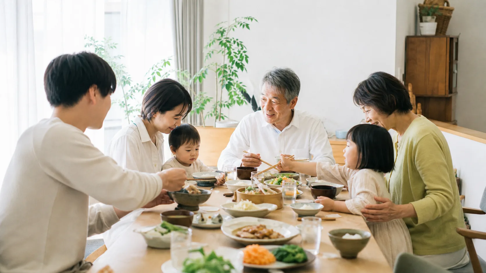 食卓を囲む三世代の家族