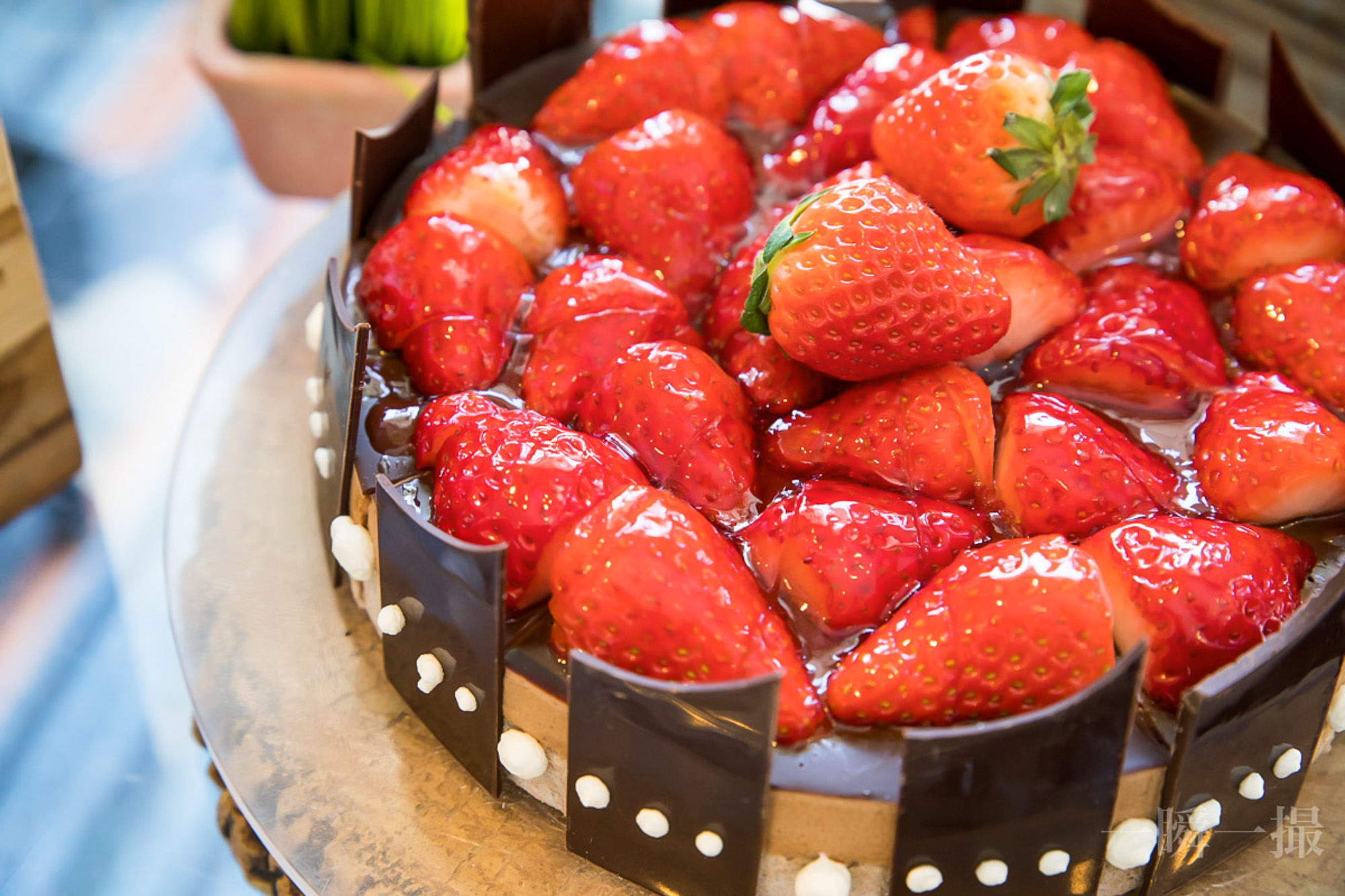 艶のある苺を飾ったチョコレートケーキ